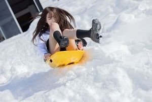 【画像】JKが雪の中ミニスカでソリ遊びをした結果ｗｗ